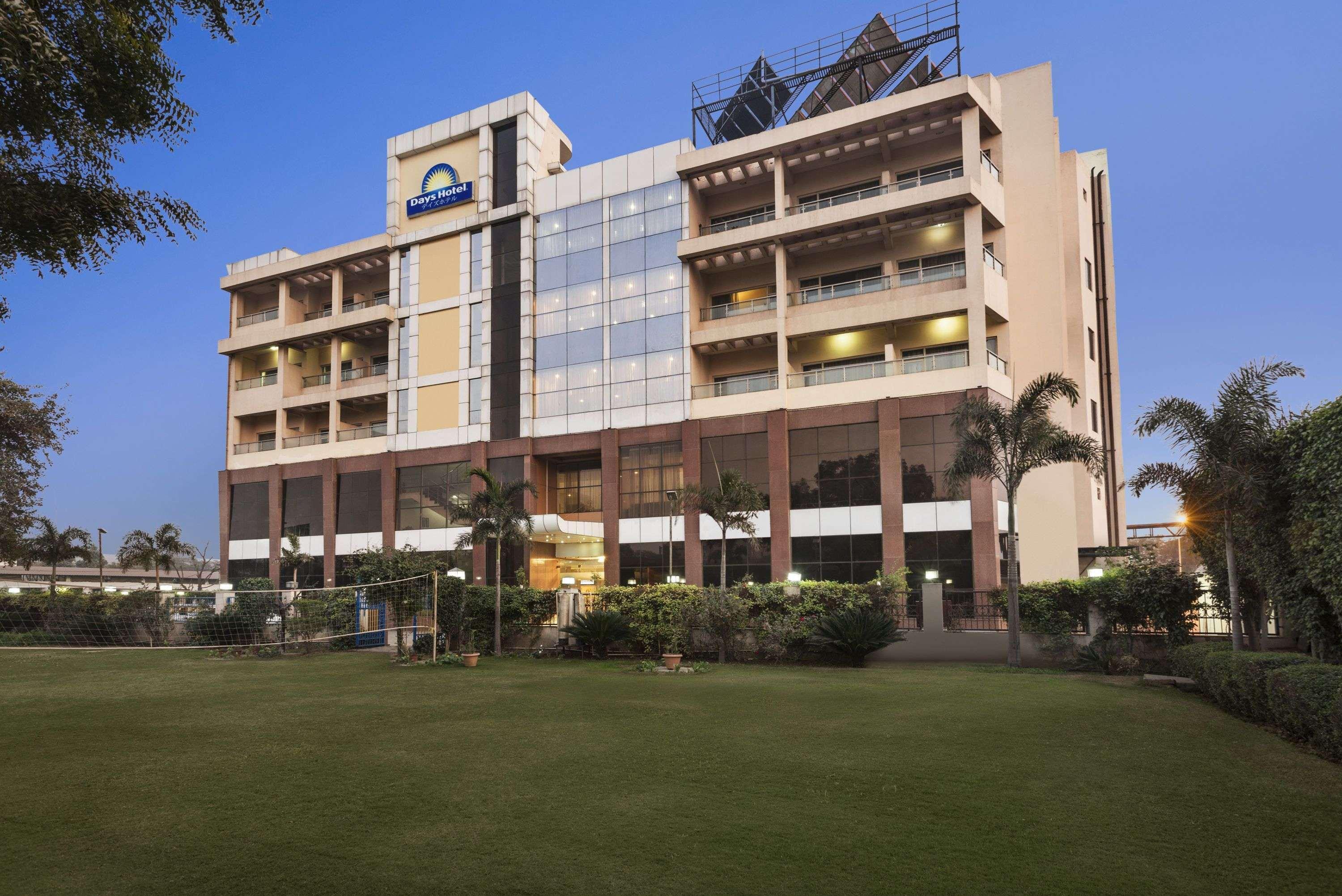 Days Hotel Neemrana Buitenkant foto