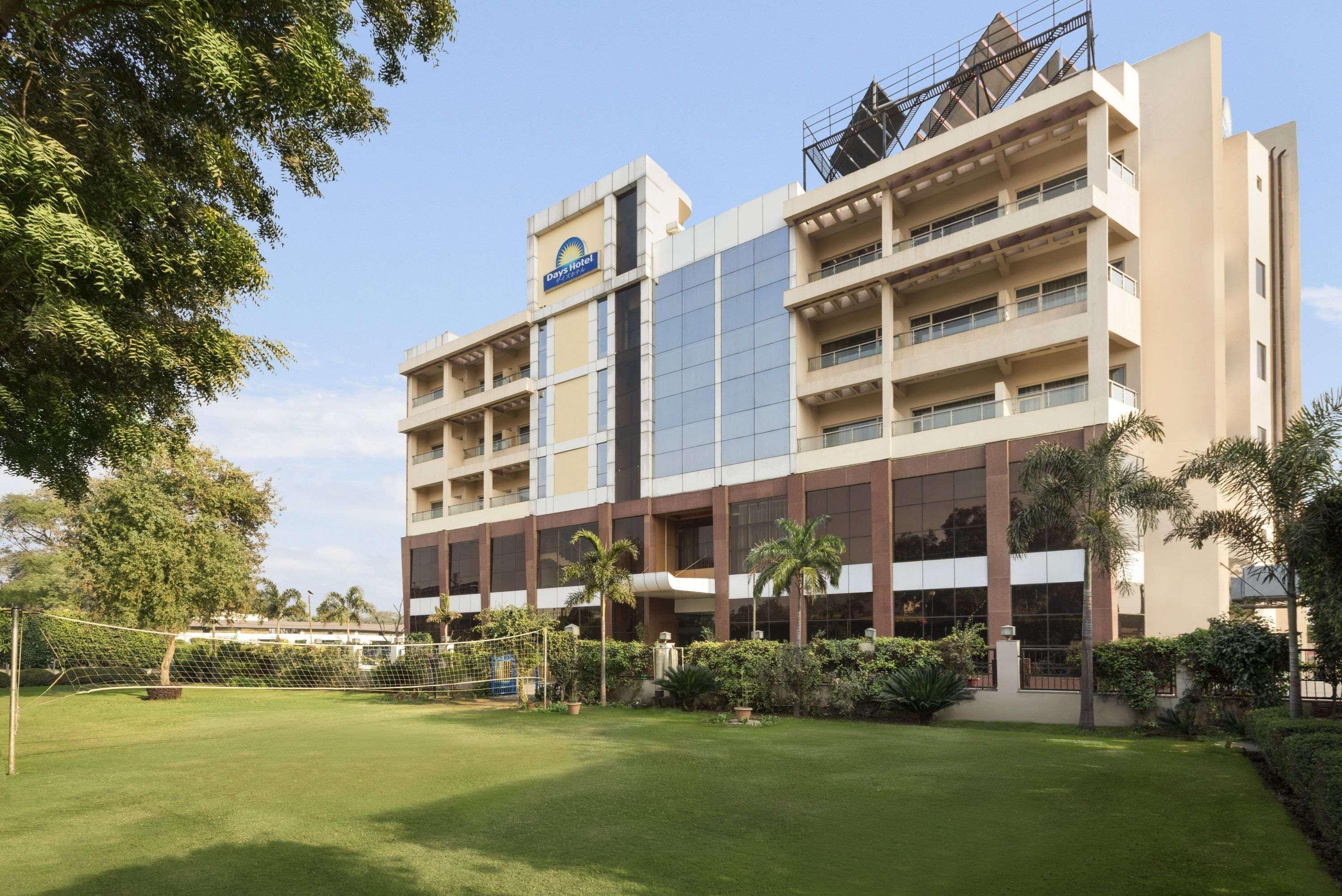 Days Hotel Neemrana Buitenkant foto