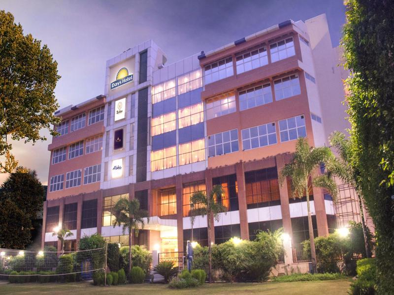Days Hotel Neemrana Buitenkant foto